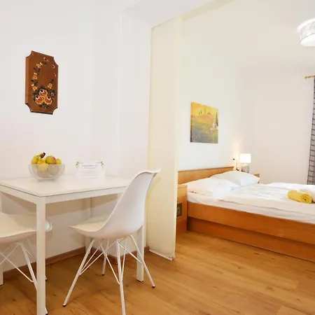 Mit Sonnigem Balkon In Ruhelage شقة